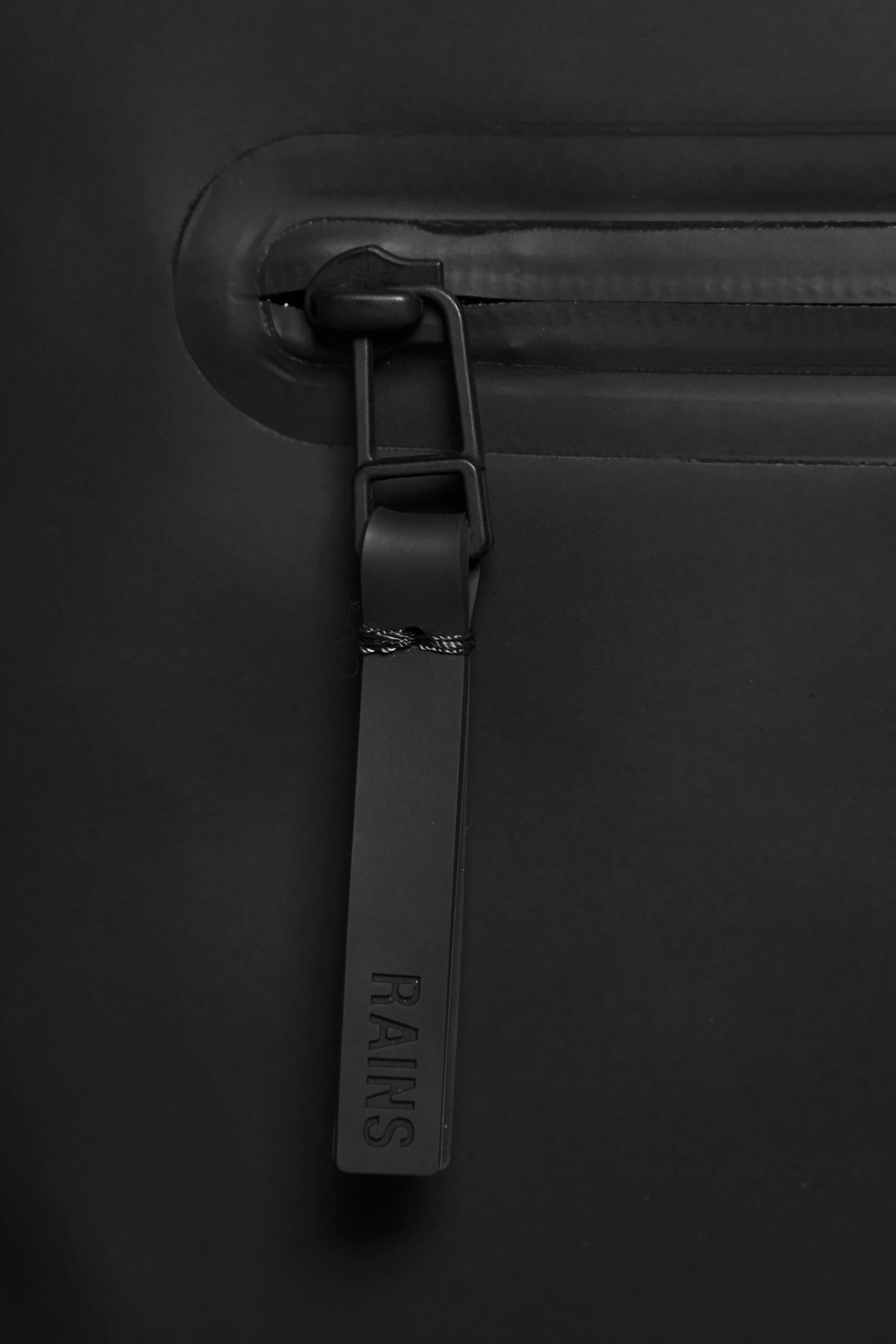 Mochila Roll Top Rucksac Rains Negro 6 Mochila Roll Top Rucksac Rains Negro - Imagen 4