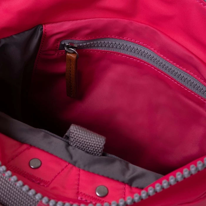 Mochila Roka London Bantry B Pequeña Sostenible Nylon Rosa (Raspberry) 7 Mochila Roka London Bantry B Pequeña Sostenible Nylon Rosa (Raspberry) - Imagen 5