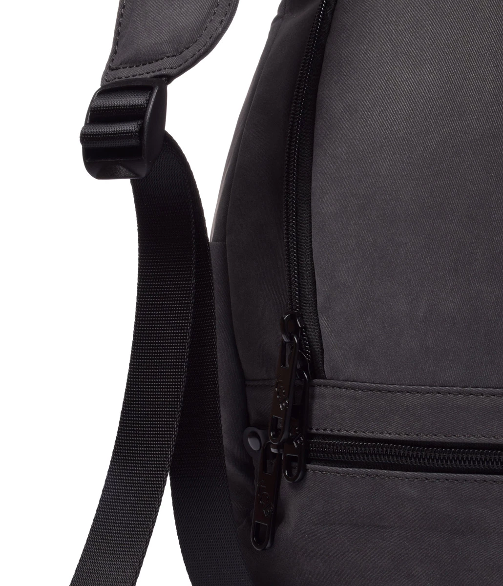 Mochila Pequeña Apertura Trasera KCB 2704 Negro 6 Mochila Pequeña Apertura Trasera KCB 2704 Negro - Imagen 4