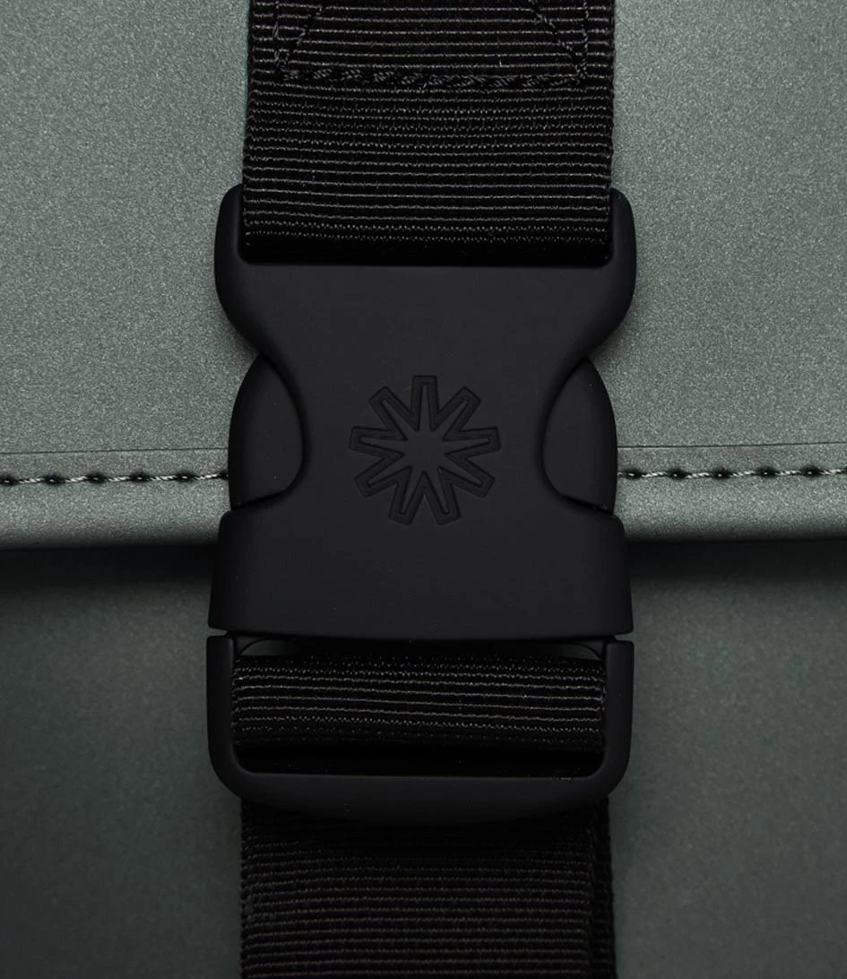 Mochila Buckle Mini Rains Verde Metalizado (Silver Pine) 5 Mochila Buckle Mini Rains Verde Metalizado (Silver Pine) - Imagen 3