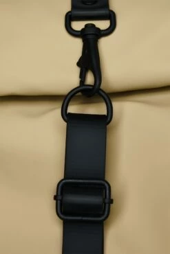 Mochila Roll Top Rucksac Rains Arena (Sand) -Viajar Tienda de ventas 30334
