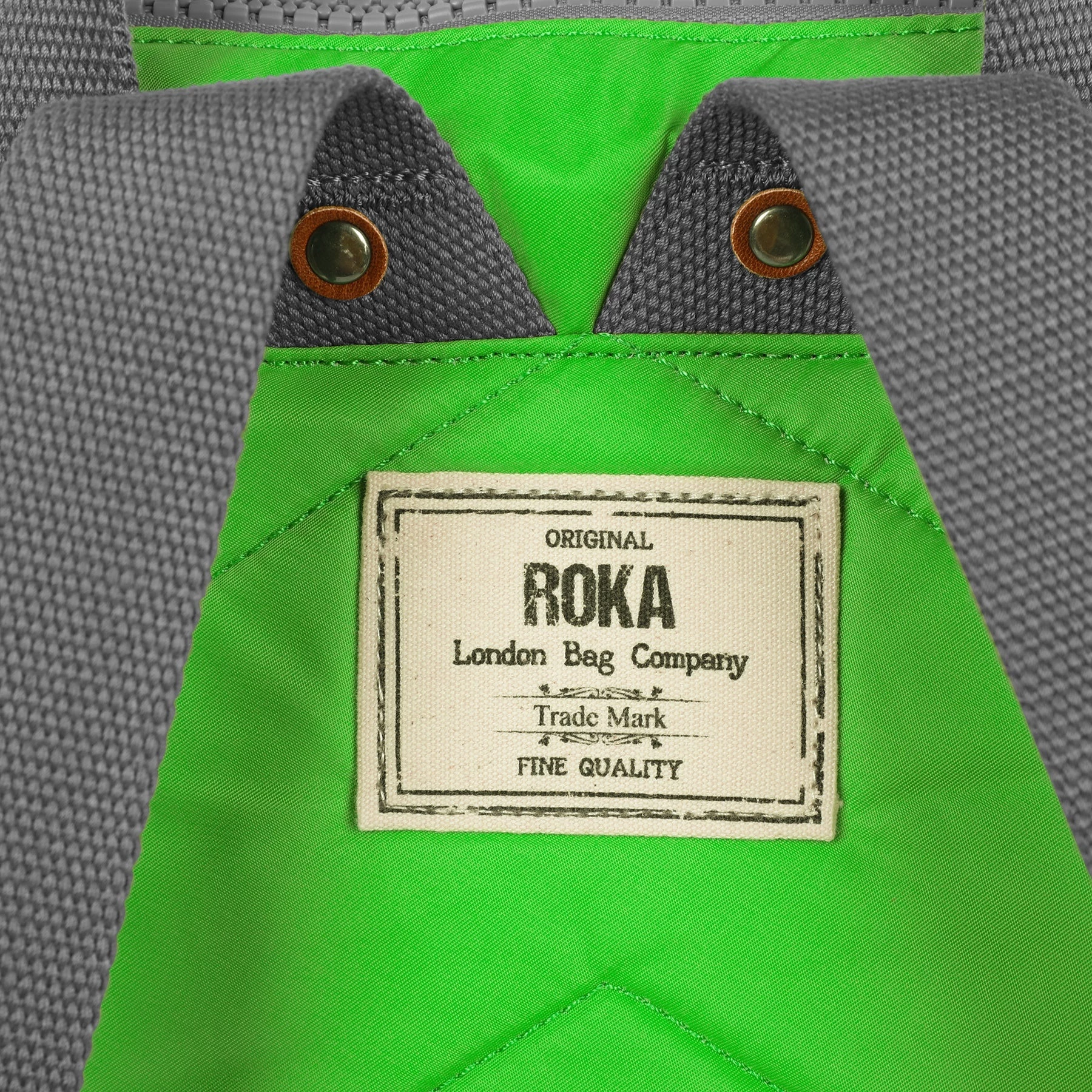 Mochila Roka London Bantry B Mediana Sostenible Nylon Verde (Kelly Green) 6 Mochila Roka London Bantry B Mediana Sostenible Nylon Verde (Kelly Green) - Imagen 4